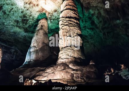 Photo nocturne des formations de calcaires de stalactites et de stalagmites des grottes de Carlsbad, dans les montagnes de la Guadeloupe, au Texas, aux États-Unis Banque D'Images