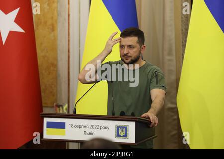 Lviv, Ukraine. 18th août 2022. Le président ukrainien Volodymyr Zelensky réagit lors de leur conférence de presse conjointe. Le président turc Erdogan et le secrétaire général de l'ONU Guterres sont arrivés en Ukraine pour rencontrer le président Zelensky afin de discuter de l'amélioration de l'initiative grain et de la situation autour de la centrale de Zaporizhia. Crédit : SOPA Images Limited/Alamy Live News Banque D'Images