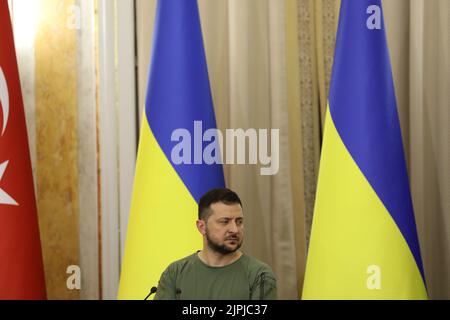 Lviv, Ukraine. 18th août 2022. Le président ukrainien Volodymyr Zelensky réagit lors de leur conférence de presse conjointe. Le président turc Erdogan et le secrétaire général de l'ONU Guterres sont arrivés en Ukraine pour rencontrer le président Zelensky afin de discuter de l'amélioration de l'initiative grain et de la situation autour de la centrale de Zaporizhia. (Photo de Mykola TYS/SOPA Images/Sipa USA) crédit: SIPA USA/Alay Live News Banque D'Images