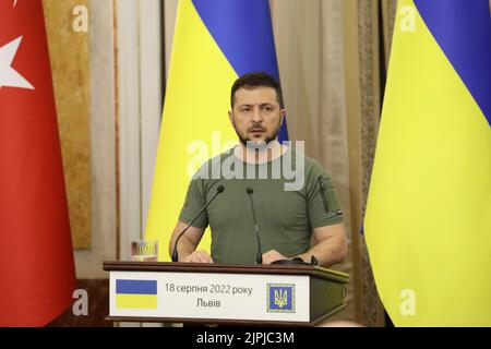 Lviv, Ukraine. 18th août 2022. Le président ukrainien Volodymyr Zelensky prend la parole lors de leur conférence de presse conjointe. Le président turc Erdogan et le secrétaire général de l'ONU Guterres sont arrivés en Ukraine pour rencontrer le président Zelensky afin de discuter de l'amélioration de l'initiative grain et de la situation autour de la centrale de Zaporizhia. (Photo de Mykola TYS/SOPA Images/Sipa USA) crédit: SIPA USA/Alay Live News Banque D'Images