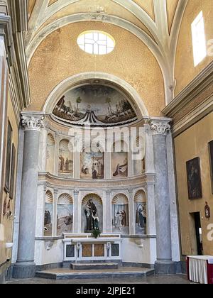 Carovino, Italie. Intérieur du 14th siècle Chiesa Madre o di Santa Maria Assunta à Cielo. Autel dédié à Sant’Antonio da Padova. Banque D'Images