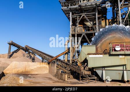 Gros plan partie de la construction en métal lourd d'une usine de gravier à ciel ouvert carrière de sable grosse machine à rotor rouillé excavation et broyage de matériaux Banque D'Images