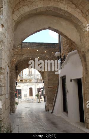 La Porta Brindisi médiévale, l'une des rares portes originales restantes de la ville de Carovino, en Italie Banque D'Images