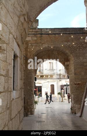 La Porta Brindisi médiévale, l'une des rares portes originales restantes de la ville de Carovino, en Italie Banque D'Images