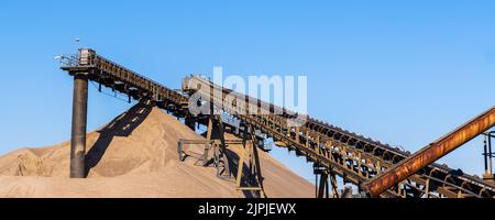 Vue panoramique de la construction en métal lourd d'une usine de gravier à ciel ouvert carrière de sable gros tapis roulant rouillé excavation et broyage de matériaux. Industriel Banque D'Images