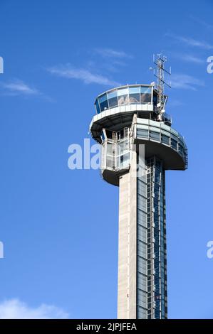 OSLO, NORVÈGE – 10 JUILLET 2022 : tour de contrôle de l'aéroport d'Oslo par beau temps Banque D'Images