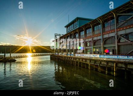 Yonkers, NY - 13 août 2022 vue sur le paysage de l'emblématique Yonkers Recreation Pier, situé au pied de main Street, dans le centre-ville Waterfront Distric Banque D'Images