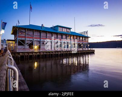 Yonkers, NY - 13 août 2022 vue sur le paysage de l'emblématique Yonkers Recreation Pier, situé au pied de main Street, dans le centre-ville Waterfront Distric Banque D'Images