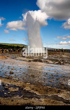 Vallée de Haukadalur, Islande - 2 juillet 2022 vue verticale de l'emblématique geyser de Strokkur, le geyser le plus actif d'Islande, qui éclate toutes les 4-10 minutes Banque D'Images