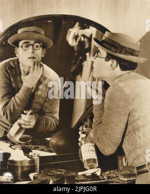 Le film silencieux acteur américain HAROLD LLOYD ( 1893 - 1971 ) - CINÉMA MUTO - comiche - cheveux tonique - miroir - specchio - riflesso - réflexe - occhiali - lunettes - chapeau - cappello --- Archivio GBB Banque D'Images