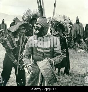 Autochtones vêtus de costumes traditionnels portant des masques et jouant des instruments de musique, y compris le tarka ou tharqa, une longue flûte en bois des Andes, Bolivie, Amérique du Sud Banque D'Images