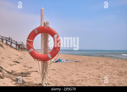 détail d'un flotteur ou d'une bouée de sauvetage sur un poteau sur une plage Banque D'Images