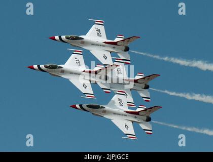 Les pilotes des « Thunderbirds » de l'escadron de démonstration aérienne des États-Unis se sont produits dans les airs pendant le « vol au-dessus des chutes » de l'Armée de l'air du Montana, à la base de la Garde nationale aérienne du Montana, à Great Falls, au Montana, en 24 juillet 2022. Les Thunderbirds sont le premier escadron de démonstration aérienne de la US Air Force. (É.-U. Photo de la Force aérienne par beau Wade) Banque D'Images