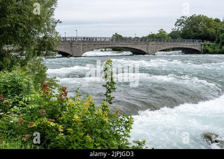 Vue sur la région connue sous le nom de « Hell's Half Acre » des rapides américains aux chutes du Niagara, et le pont Green Island, ouvert uniquement aux piétons. Banque D'Images