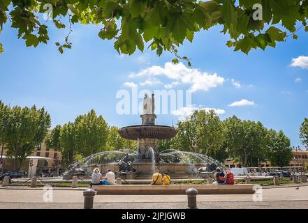 AIX-en-Provence, France, mai 2022, vue des personnes assises par la Fontaine de la Rotonde Banque D'Images