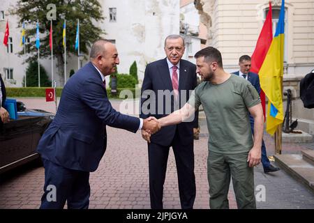 Lviv, Ukraine. 18th août 2022. Le président ukrainien Volodymyr Zelenskyy, à droite, accueille le ministre des Affaires étrangères Mevlut Cavusoglu, à gauche, en tant que président turc Recep Tayyip Erdogan, au centre de ses discussions, 18 août 2022 à Lviv, en Ukraine. Les deux dirigeants ont discuté de la sécurité de la plus grande centrale nucléaire d'Europe à Zaporizhzhia et de l'Initiative de la mer Noire sur les exportations de céréales négociée par l'ONU. Credit: Bureau de presse présidentiel ukrainien/Présidence ukrainienne/Alamy Live News Banque D'Images