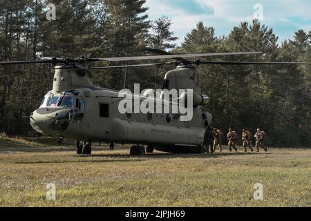 Des aviateurs affectés à l’Escadron des opérations de soutien aérien 274th de la Garde nationale aérienne de New York, basé à Syracuse, une partie de l’escadre d’attaque 107th embarque un hélicoptère CH-47F Chinook de la New York National Guard’s Bravo Company, 3rd Bataillon, 126th Aviation, Au cours d'une procédure de formation tactique du groupe de contrôle aérien à Upstate New York, le 7 août 2022. L'entraînement faisait partie d'une opération menée par le laboratoire de recherche de la Force aérienne pour tester la technologie expérimentale et ses utilisations dans des situations tactiques. (É.-U. Air National Guard photo par le premier Airman Daniel Meade.) Banque D'Images