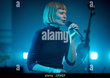 Édimbourg, Écosse. Jeudi 18 août 2022. Jenny Hval, auteure-compositrice-chanteuse norvégienne, est sur scène à Summerhall dans le cadre du Festival Fringe d'Édimbourg de 2022. Elle a sorti huit albums solo, deux sous l'alias Rockettothesky et six sous son propre nom. Son album le plus récent, « Classic Objects », a été sorti en mars 2022 sur le label emblématique 4AD. Banque D'Images