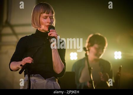 Édimbourg, Écosse. Jeudi 18 août 2022. Jenny Hval, auteure-compositrice-chanteuse norvégienne, est sur scène à Summerhall dans le cadre du Festival Fringe d'Édimbourg de 2022. Elle a sorti huit albums solo, deux sous l'alias Rockettothesky et six sous son propre nom. Son album le plus récent, « Classic Objects », a été sorti en mars 2022 sur le label emblématique 4AD. Banque D'Images