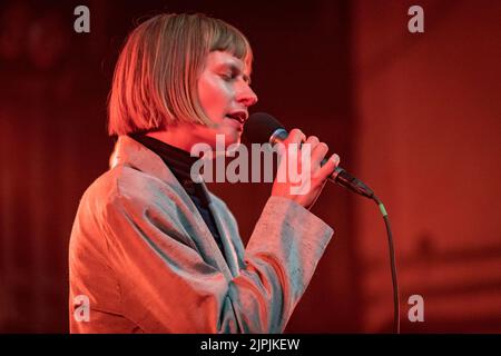 Édimbourg, Écosse. Jeudi 18 août 2022. Jenny Hval, auteure-compositrice-chanteuse norvégienne, est sur scène à Summerhall dans le cadre du Festival Fringe d'Édimbourg de 2022. Elle a sorti huit albums solo, deux sous l'alias Rockettothesky et six sous son propre nom. Son album le plus récent, « Classic Objects », a été sorti en mars 2022 sur le label emblématique 4AD. Banque D'Images