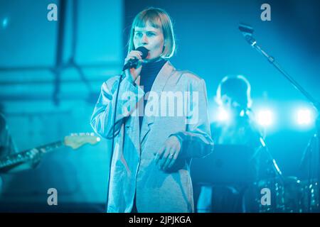 Édimbourg, Écosse. Jeudi 18 août 2022. Jenny Hval, auteure-compositrice-chanteuse norvégienne, est sur scène à Summerhall dans le cadre du Festival Fringe d'Édimbourg de 2022. Elle a sorti huit albums solo, deux sous l'alias Rockettothesky et six sous son propre nom. Son album le plus récent, « Classic Objects », a été sorti en mars 2022 sur le label emblématique 4AD. Banque D'Images