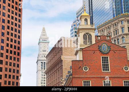 L'ancienne maison d'État de Boston entourée de bâtiments modernes, USA Banque D'Images