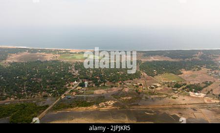 Vue aérienne de la petite ville parmi les terres agricoles près de l'océan. Sri Lanka. Banque D'Images