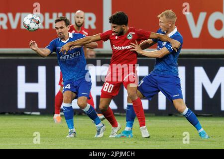 Gand, Belgique. 18th août 2022. Sven Kums de Gent, Andronikos Kakoullis d'Omonia et Andreas Hanche-Olsen de Gent se battent pour le bal lors du match entre le club de football chypriote Omonia Nicosie et l'équipe belge KAA Gent, première partie des éliminatoires pour le concours de l'UEFA Europa League, jeudi 18 août 2022 à Gand. BELGA PHOTO KURT DESPLENTER crédit: Belga News Agency/Alay Live News Banque D'Images