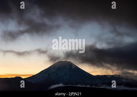 Mont Ngauruhoe, coucher de soleil, Parc national de Tongariro, Île du Nord, Nouvelle-Zélande Banque D'Images