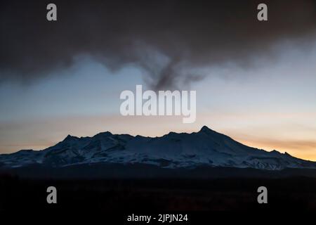 Le mont Ruapehu au coucher du soleil, Parc National de Tongariro, île du Nord, Nouvelle-Zélande Banque D'Images