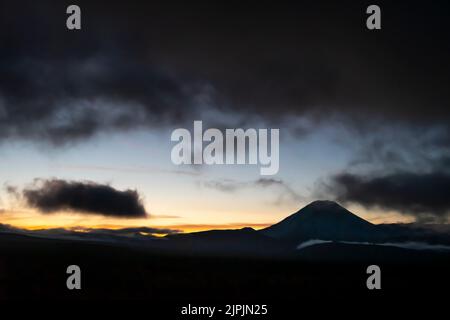 Mont Ngauruhoe, coucher de soleil, Parc national de Tongariro, Île du Nord, Nouvelle-Zélande Banque D'Images