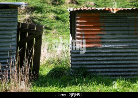 Hangars de ferme en fer ondulé, gorge d'Otaki, district de Kapiti, Île du Nord, Nouvelle-Zélande Banque D'Images