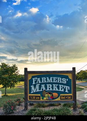 Olathe, Kansas - août 18 2022 - marché agricole d'Olathe, Kansas, au centre communautaire - Journée aux couleurs vives Banque D'Images