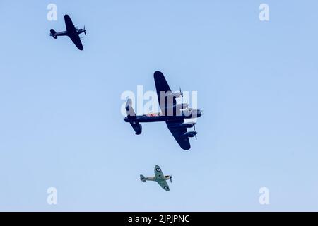 Eastbourne, East Sussex, Royaume-Uni. Avec le vol commémoratif de la bataille de Brittain, avec l'Avro Lancaster (au centre), l'ouragan (en haut) et Spitfire (en bas). Le survol de l'aéroport international annuel d'Eastbourne, vu depuis la plage d'Eastbourne. 18th août 2022. Crédit : David Smith/Alay Live News Banque D'Images