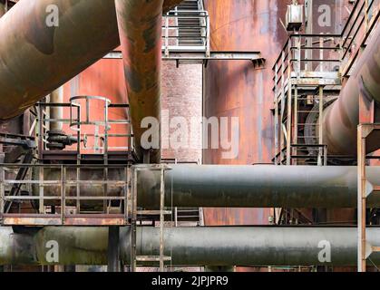 abîmé, rouille, délabré, tuyaux, déverseurs, rouillé, rouillé, mauvais état, dilapidatds, dégrissement, tuyau Banque D'Images