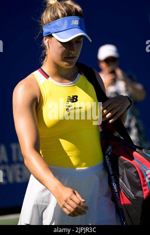 West Vancouver, Canada. 16th août 2022. West Vancouver, Colombie-Britannique, Canada, 16 août 2022 Eugénie Bouchard (Canada) arrive sur le terrain pour son premier match rond-point au tournoi de tennis Odlum Brown VanOpen sur 16 août 2022 au Hollyburn Country Club à West Vancouver, C.-B., Canada. (Amy elle/SPP) crédit: SPP Sport presse photo. /Alamy Live News Banque D'Images