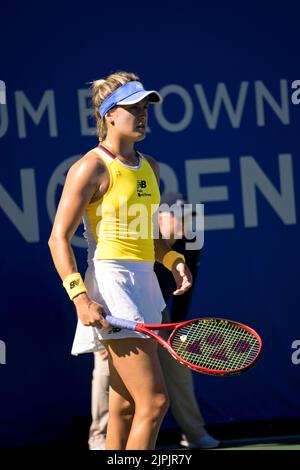 West Vancouver, Canada. 16th août 2022. West Vancouver, Colombie-Britannique, Canada, 16 août 2022 Eugénie Bouchard (Canada) réagit lors du premier match de tennis Odlum Brown VanOpen sur 16 août 2022 au Hollyburn Country Club de West Vancouver, C.-B., Canada. (Amy elle/SPP) crédit: SPP Sport presse photo. /Alamy Live News Banque D'Images