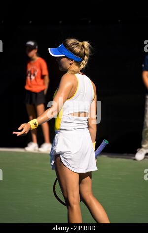 West Vancouver, Canada. 16th août 2022. West Vancouver, Colombie-Britannique, Canada, 16 août 2022 Eugénie Bouchard (Canada) réagit lors du premier match de tennis Odlum Brown VanOpen sur 16 août 2022 au Hollyburn Country Club de West Vancouver, C.-B., Canada. (Amy elle/SPP) crédit: SPP Sport presse photo. /Alamy Live News Banque D'Images