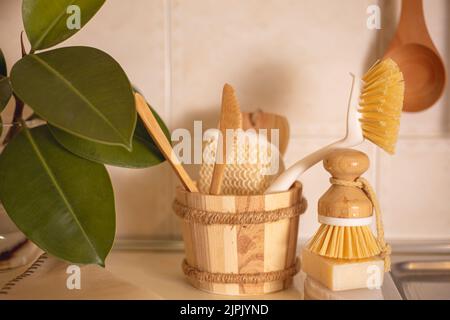 Accessoires écologiques produits de nettoyage naturels , brosses à vaisselle en bambou. Pas de plastique, vert style de vie.le concept de nettoyage de la cuisine zéro déchet. Banque D'Images