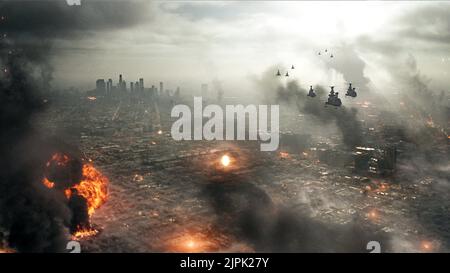 DES HÉLICOPTÈRES SURVOLENT L.A., BATTLE LOS ANGELES, 2011 Banque D'Images