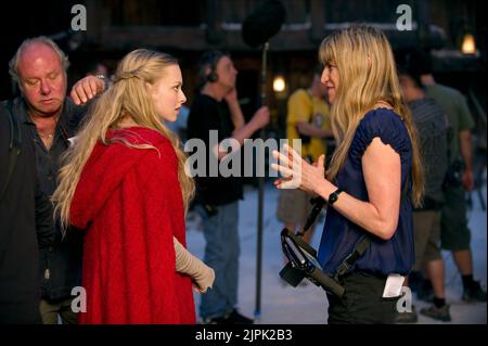 AMANDA SEYFRIED, CATHERINE HARDWICKE, CAGOULE ROUGE, 2011 Banque D'Images