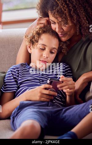 mère, ensemble, en ligne, fils, smartphone, maman, mère, maman, toéthers, onlines, fils, smartphones, smartphones Banque D'Images