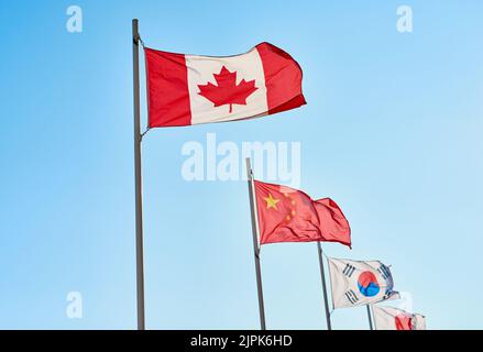 J'adorerais visiter ces pays. Une variété de différents types de drapeaux de pays se tenant à côté l'un de l'autre dehors pendant la journée. Banque D'Images