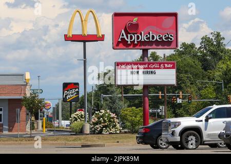 Bloomsburg, États-Unis. 18th août 2022. Des panneaux indiquant les restaurants décontractés et les restaurants rapides sont visibles le long de la US route 11 à Bloomburg. Crédit : SOPA Images Limited/Alamy Live News Banque D'Images