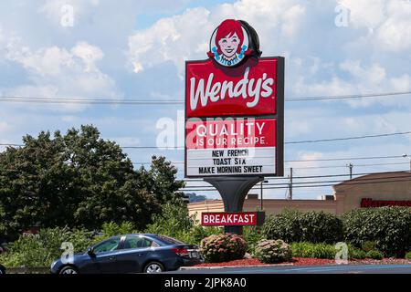 Bloomsburg, États-Unis. 18th août 2022. Un panneau annonçant des articles pour le petit déjeuner vus dans un restaurant de restauration rapide Wendy's près de Bloomsburg. Crédit : SOPA Images Limited/Alamy Live News Banque D'Images