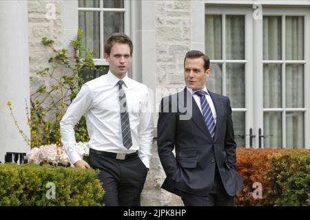 PATRICK J. ADAMS, Gabriel Macht, costumes : Saison 1, 2011 Banque D'Images