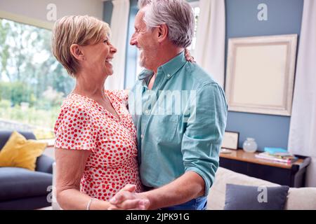 affectueux, salon, danse, couple plus âgé, romance, salle de séjour, couples plus âgés Banque D'Images