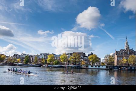 Crewing le long de la rivière Amstel au début de l'automne, Amsterdam, pays-Bas Banque D'Images