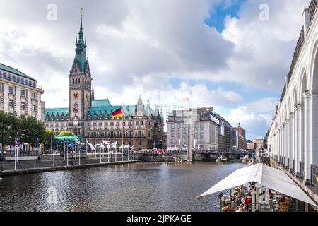 Canal Alsterfleet de la zone commerçante Alsterarkaden en regardant vers l'hôtel de ville avec café en automne, Hambourg, Allemagne Banque D'Images