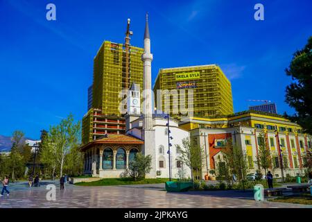 La belle façade de la mosquée et'hem Bey sur la place Skanderbeg à Tirana, en Albanie Banque D'Images